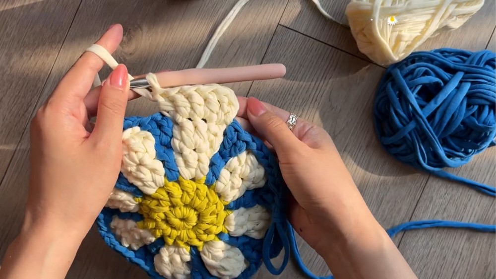 Crochet Daisy Granny Square