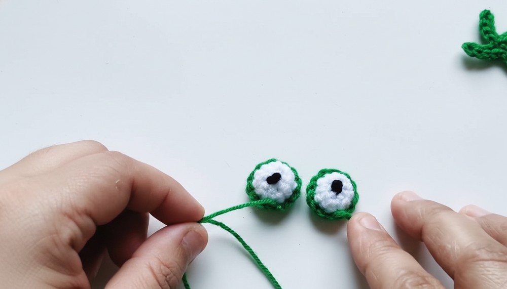 Crochet Frog Keychain Pattern