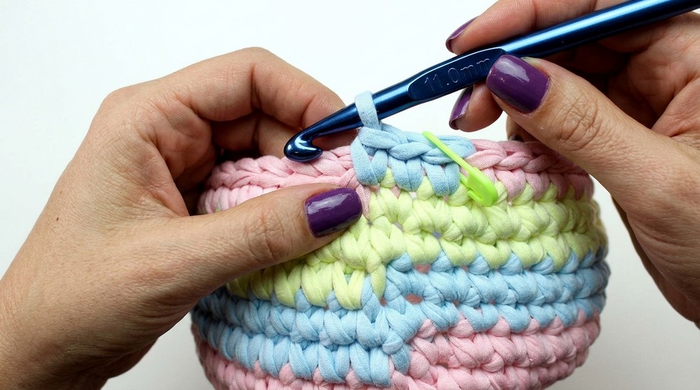 Crochet Basket with T-shirt Yarn Pattern