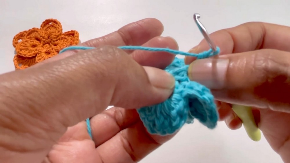 Crochet 3d Flower Keychain Pattern 4