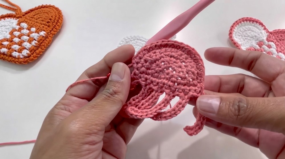 Crochet Heart Shaped Mini Pouch Pattern 4