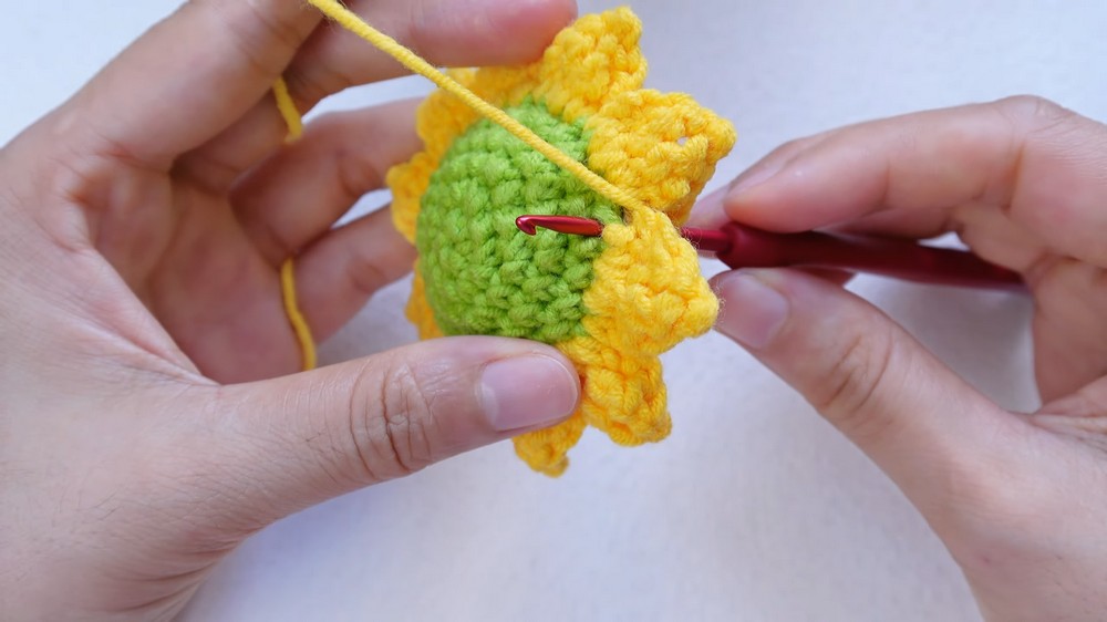 Crochet Sunflower Keychain Pattern 4