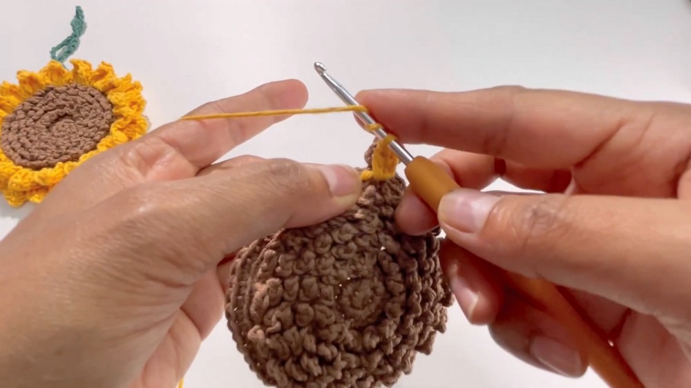 Crochet Sunflower Mini Bag Pattern 4