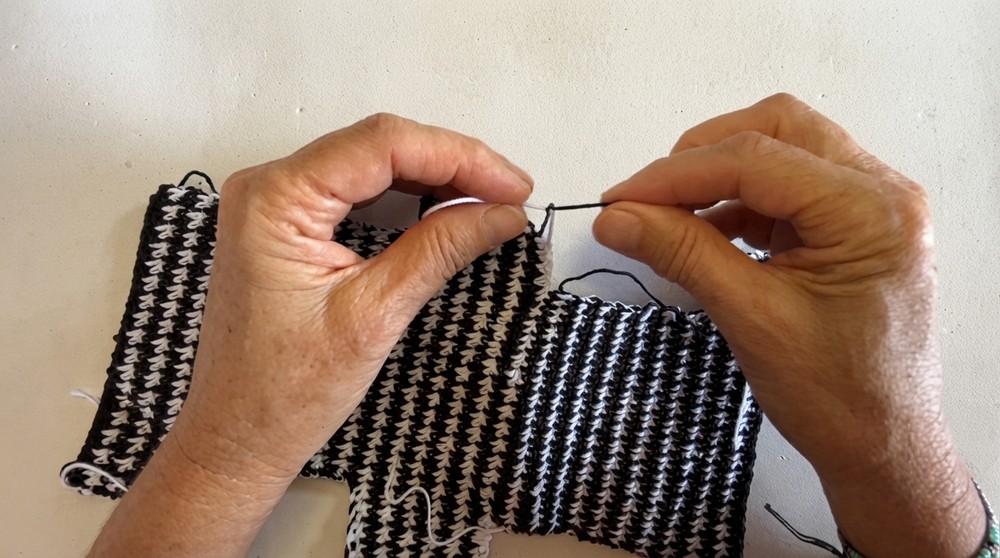 Easy Crochet Makeup Bag Pattern 4