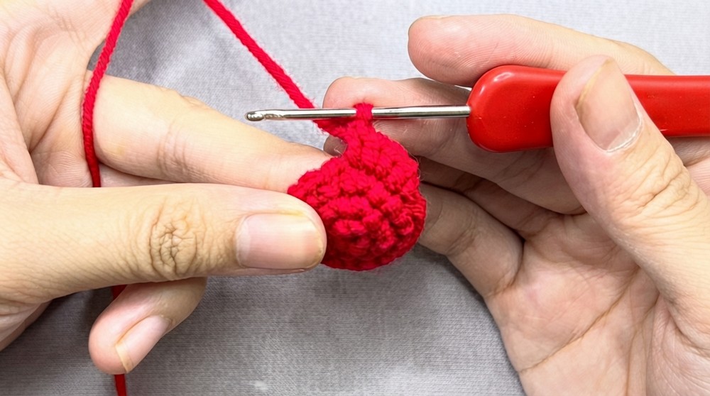 Crochet Santa Claus Keychain Pattern 4