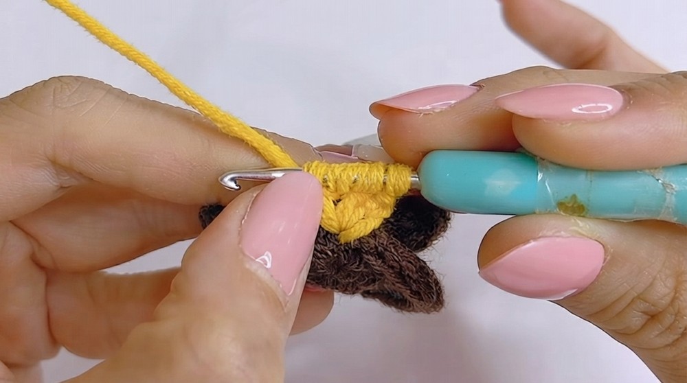 Crochet Sunflowers Keychain Pattern 3