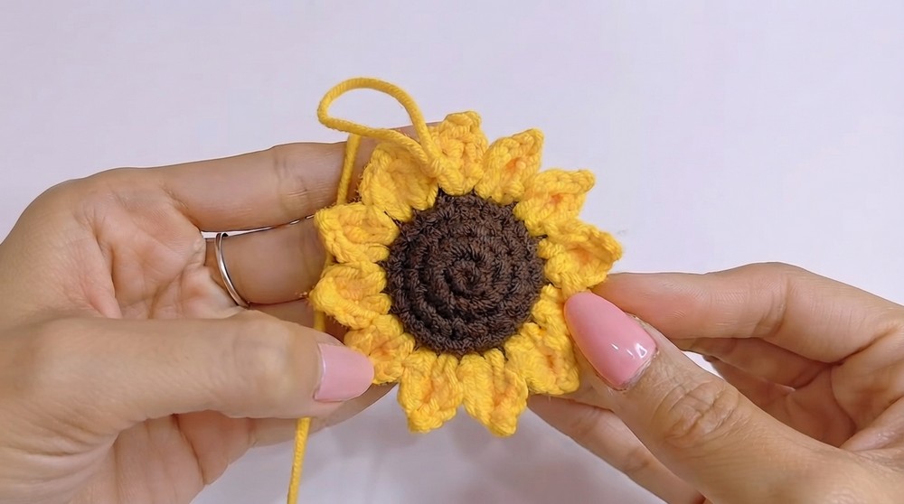 Crochet Sunflowers Keychain Pattern 4