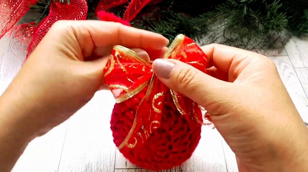 Cute Crochet Christmas Ball Pattern 6