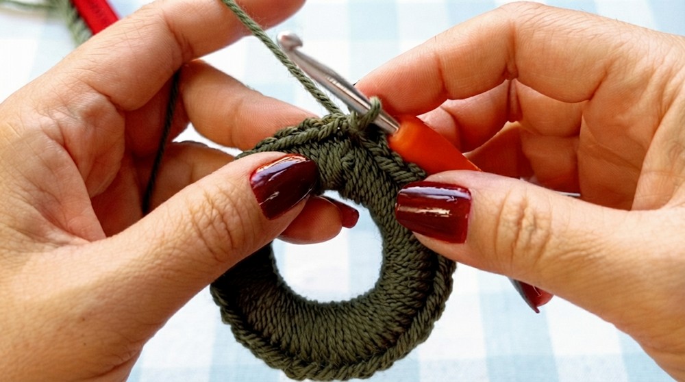 Easy Crochet Christmas Ornaments Pattern 2