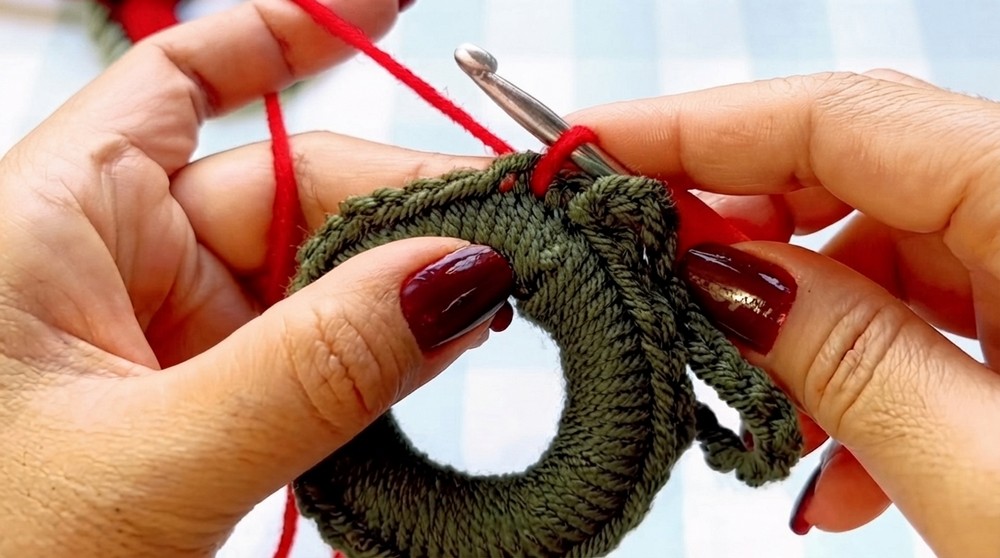 Easy Crochet Christmas Ornaments Pattern 3
