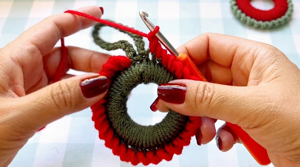 Easy Crochet Christmas Ornaments Pattern 4